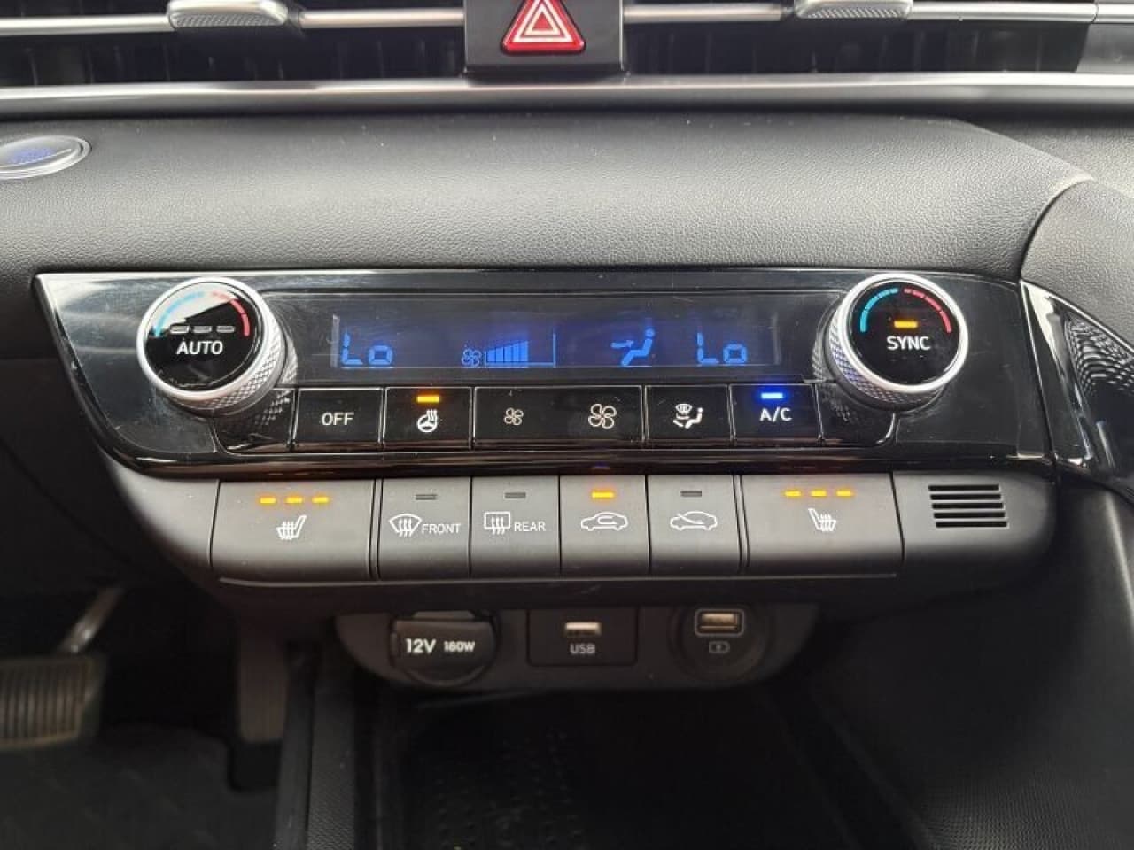 Hyundai Elantra - zdjęcie 19
