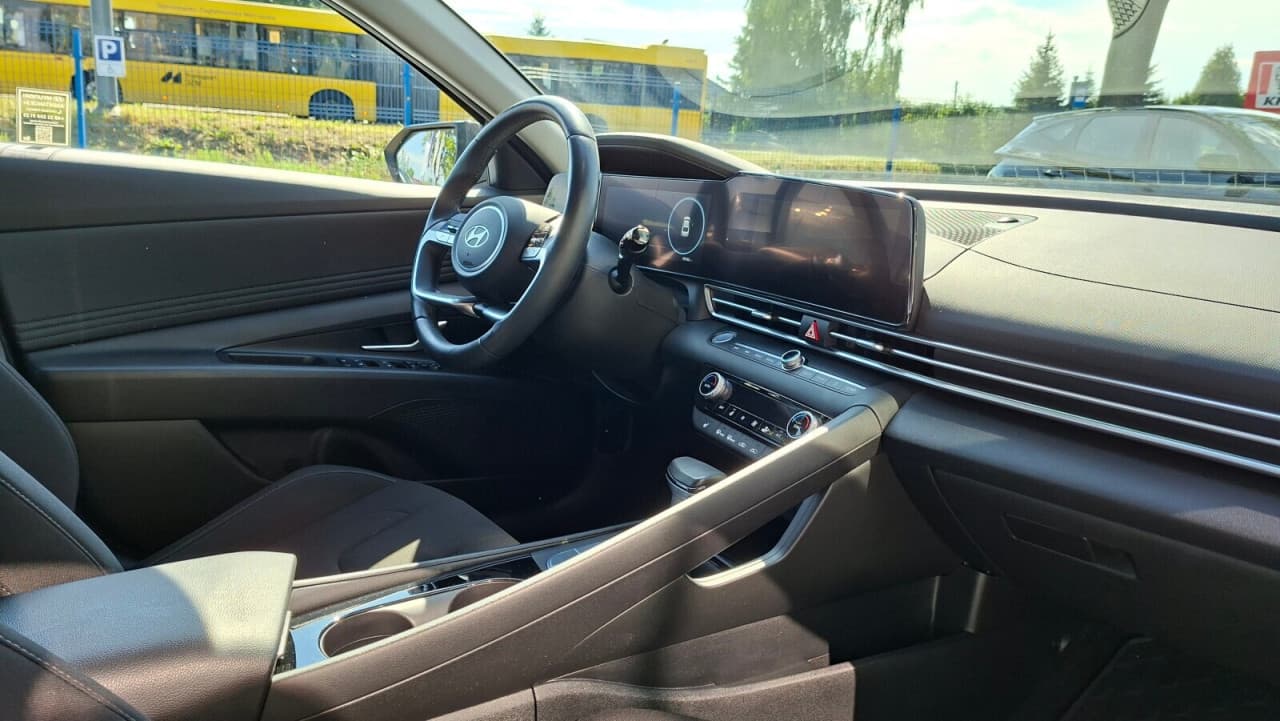 Hyundai Elantra - zdjęcie 11