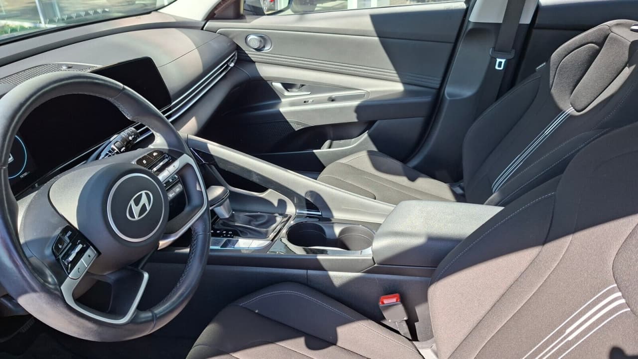 Hyundai Elantra - zdjęcie 8