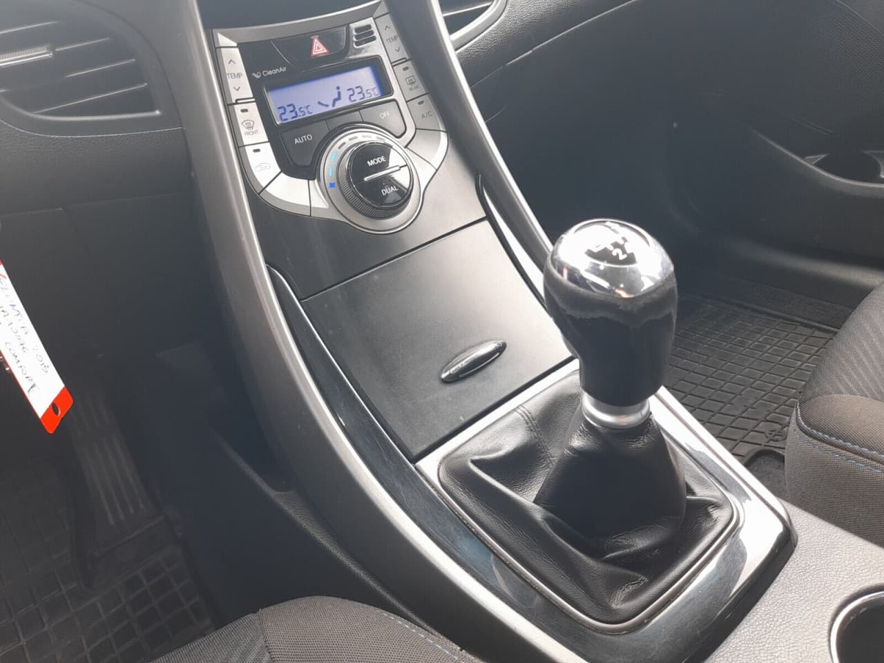 Hyundai Elantra - zdjęcie 17